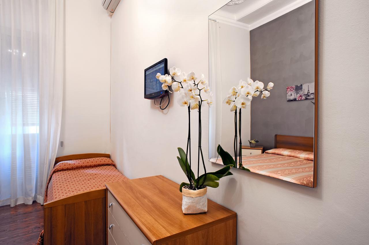Via Marsaglia Rooms Sanremo Bagian luar foto