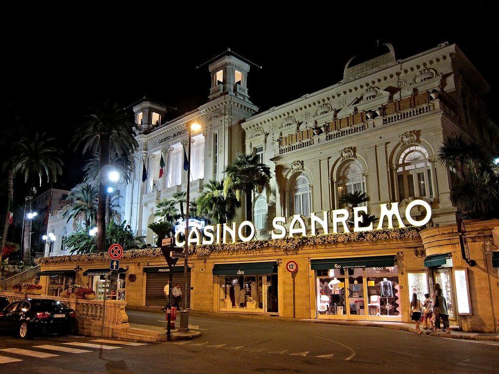 Via Marsaglia Rooms Sanremo Bagian luar foto